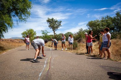 Los vecinos marcan en el suelo por dónde trascurrirá el trazado