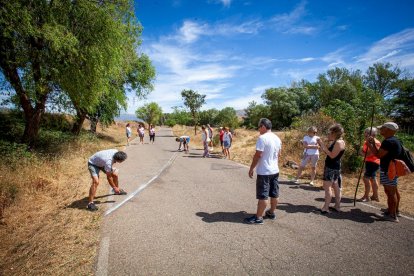Los vecinos marcan en el suelo por dónde trascurrirá el trazado