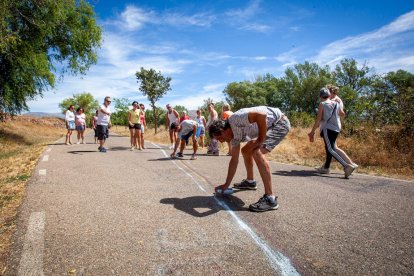 Los vecinos marcan en el suelo por dónde trascurrirá el trazado