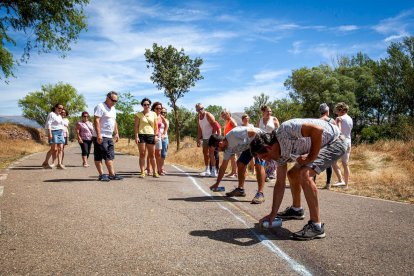 Los vecinos marcan en el suelo por dónde trascurrirá el trazado