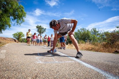 Los vecinos marcan en el suelo por dónde trascurrirá el trazado