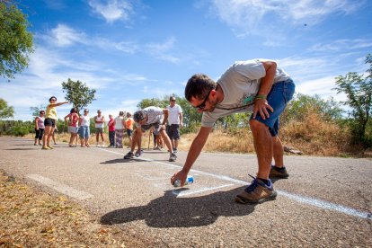 Los vecinos marcan en el suelo por dónde trascurrirá el trazado
