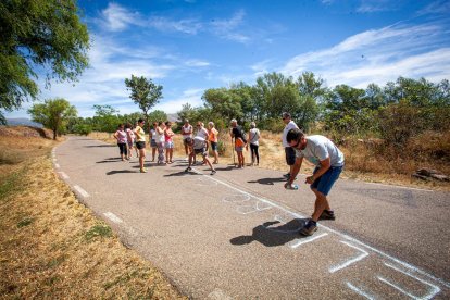 Los vecinos marcan en el suelo por dónde trascurrirá el trazado