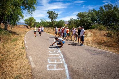 Los vecinos marcan en el suelo por dónde trascurrirá el trazado
