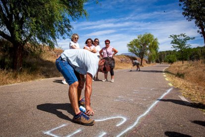 Los vecinos marcan en el suelo por dónde trascurrirá el trazado
