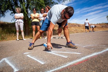 Los vecinos marcan en el suelo por dónde trascurrirá el trazado