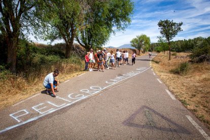 Los vecinos marcan en el suelo por dónde trascurrirá el trazado