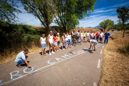 Los vecinos marcan en el suelo por dónde trascurrirá el trazado