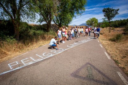 Los vecinos marcan en el suelo por dónde trascurrirá el trazado