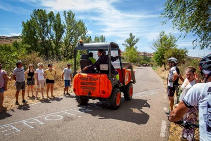 Los vecinos marcan en el suelo por dónde trascurrirá el trazado