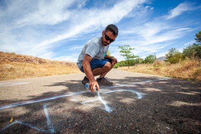 Los vecinos marcan en el suelo por dónde trascurrirá el trazado