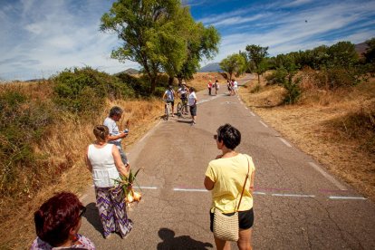 Los vecinos marcan en el suelo por dónde trascurrirá el trazado