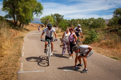 Los vecinos marcan en el suelo por dónde trascurrirá el trazado