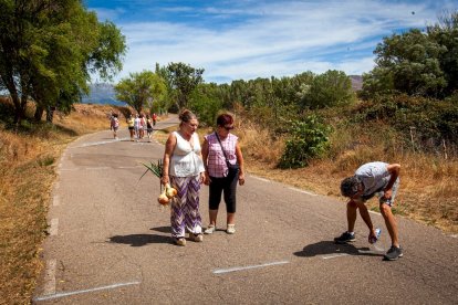 Los vecinos marcan en el suelo por dónde trascurrirá el trazado