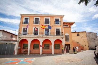 Los vecinos marcan en el suelo por dónde trascurrirá el trazado