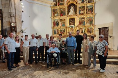 La centenaria, rodeada por sus familiares en el día de su cumpleaños.