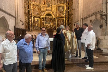 Ofrenda floral en la Catedral de El Burgo.