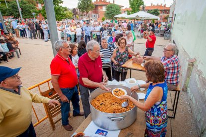 Reparto de migas, chorizo y torreznos