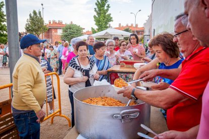 Reparto de migas, chorizo y torreznos