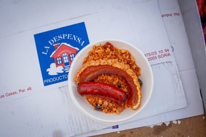 Reparto de migas, chorizo y torreznos