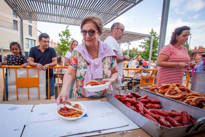 Reparto de migas, chorizo y torreznos
