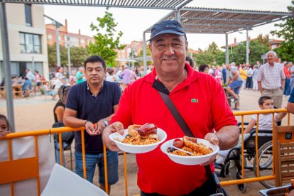 Reparto de migas, chorizo y torreznos