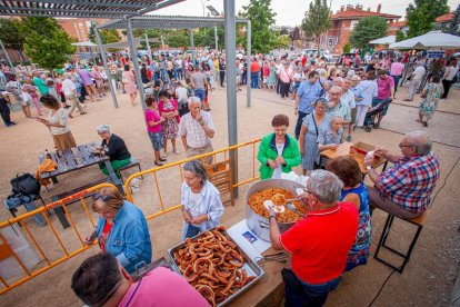 Reparto de migas, chorizo y torreznos