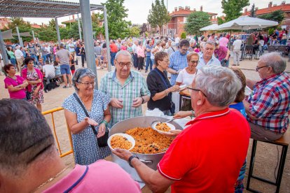 Reparto de migas, chorizo y torreznos