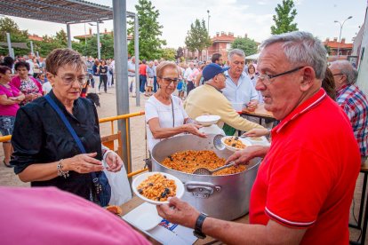 Reparto de migas, chorizo y torreznos