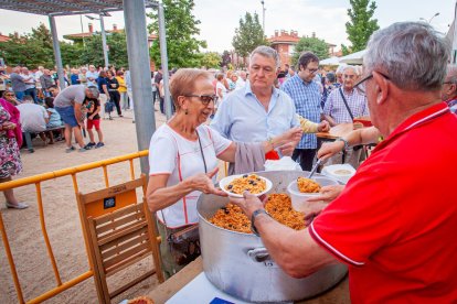 Reparto de migas, chorizo y torreznos