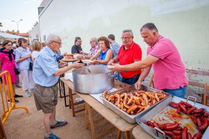 Reparto de migas, chorizo y torreznos