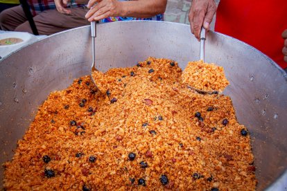 Reparto de migas, chorizo y torreznos