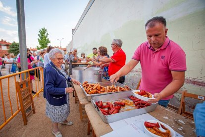 Reparto de migas, chorizo y torreznos