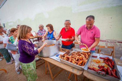 Reparto de migas, chorizo y torreznos