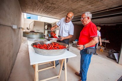 Reparto de migas, chorizo y torreznos