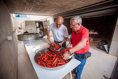 Reparto de migas, chorizo y torreznos