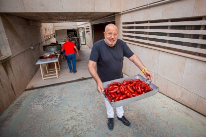 Reparto de migas, chorizo y torreznos
