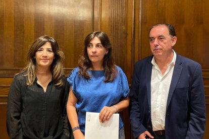 Nuria Santa Cruz, en el centro, acompañada de Laura Prieto y Benito Serrano.