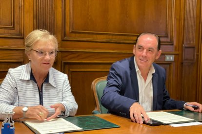 Asunción Berrojo, junto al presidente de la Diputación, Benito Serrano.