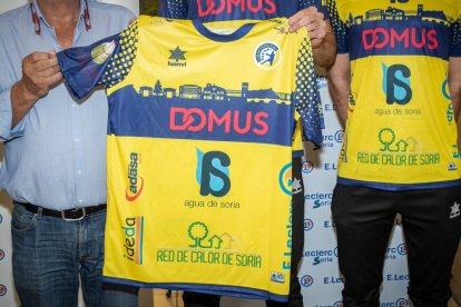 En la nueva camiseta donde predomina el color amarillo y el azul.