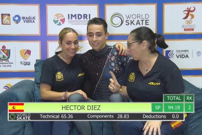 Héctor Díez con sus entrenadoras tras finalizar el programa corto del Mundial.