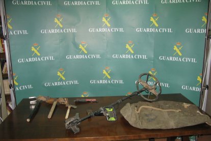 Útiles incautados a los presuntos expoliadores después de que abandonasen el coche que resultó ser robado.