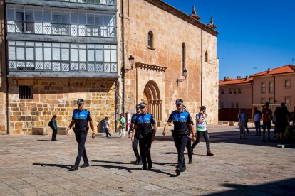 Entrega de distinciones a los agentes municipales
