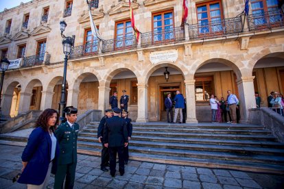 Entrega de distinciones a los agentes municipales