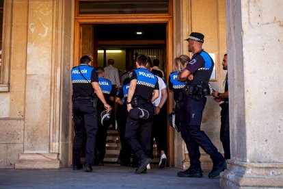 Entrega de distinciones a los agentes municipales