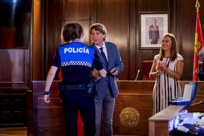 Entrega de distinciones a los agentes municipales