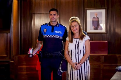 Entrega de distinciones a los agentes municipales