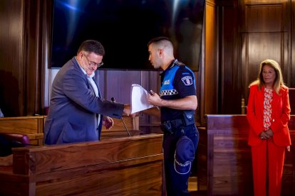 Entrega de distinciones a los agentes municipales