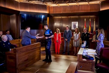 Entrega de distinciones a los agentes municipales