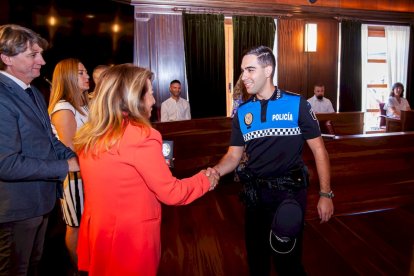 Entrega de distinciones a los agentes municipales
